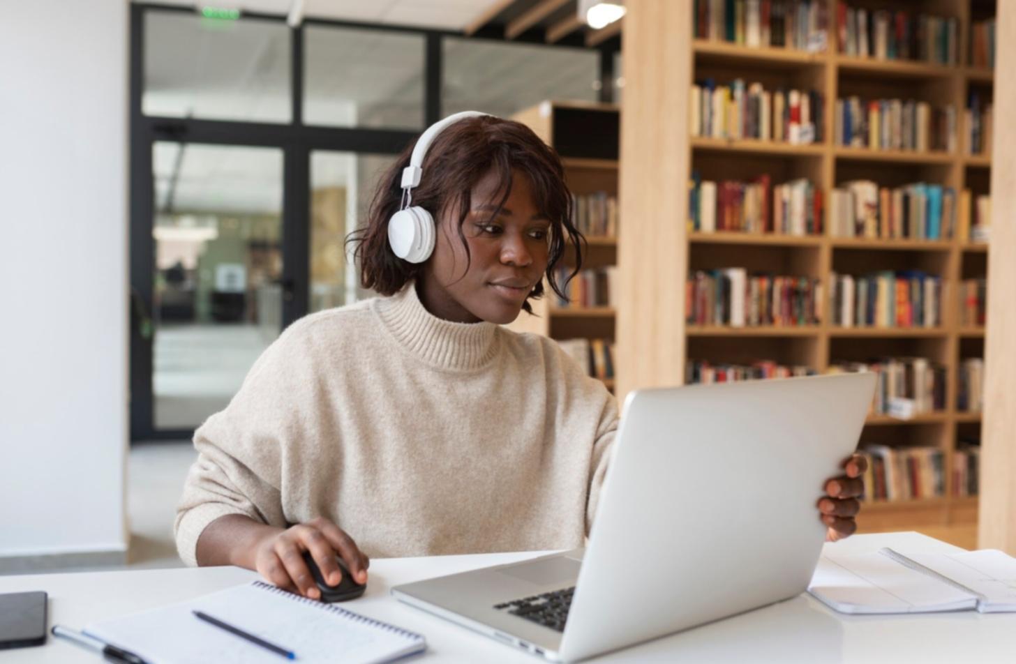 Espace de travail avec documents budgétaires et analyses financières